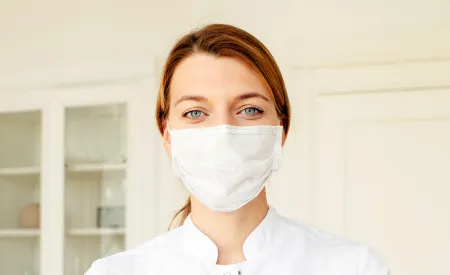 Doctora usando la mascarilla 